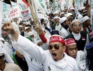 In Indonesia si fa sempre più pericolosa la pressione dei musulmani radicali contro i cristiani