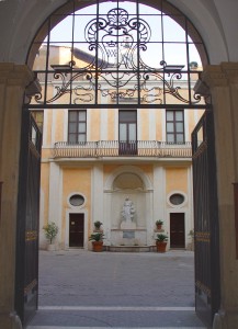 Immagine del cortile della scuola con San Giuseppe Calasanzio